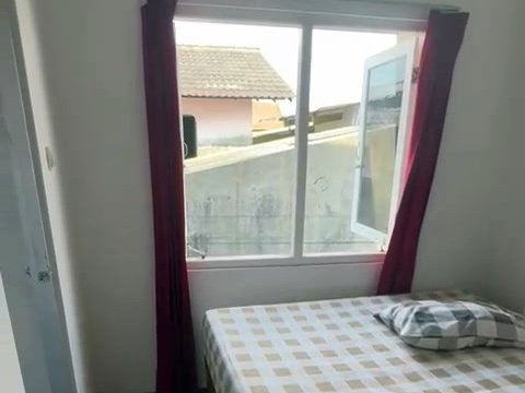 Kamar Tipe A, tampak tempat tidur dan jendela
