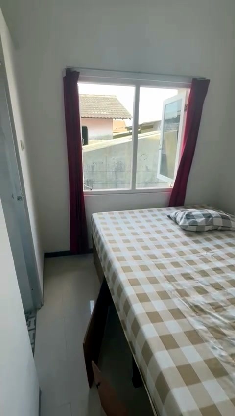 Kamar Tipe A, tampak tempat tidur dan jendela