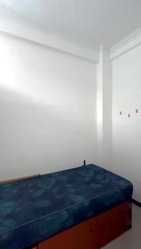Kamar Tipe B, tampak tempat tidur dan dinding